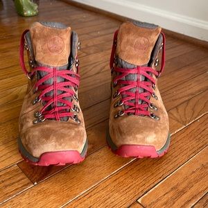 Danner Mountain 600 hiking boots size 9.